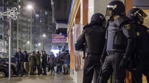 Miembros del Cuerpo Nacional de Policía en los disturbios en el barrio de Gamonal. (EFE)