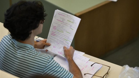 Un estudiante repasa sus apuntes instantes antes del examen de selectividad./ Oscar Cañas (Europa Press) Un estudiante repasa sus apuntes instantes antes del examen de selectividad./ Oscar Cañas (Europa Press)