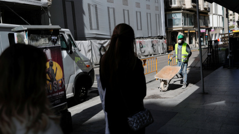 Un trabajador con mascarilla en Madrid. REUTERS/Susana Vera Un trabajador con mascarilla en Madrid. REUTERS/Susana Vera