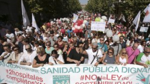 Miles de manifiestantes piden en Granada "una sanidad pública y digna" Miles de manifiestantes piden en Granada "una sanidad pública y digna"