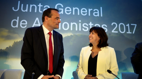 La presidenta de Siemens Gamesa, Rosa Maria Garcia, y el consejero delegado, Markus Tacke, conversan antes del inicio de la junta de accionistas del grupo de energías renovables en la localidad vizcaína de Zamudio. REUTERS/Vincent West