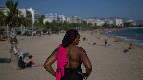 Una mujer en la playa de Palaio Faliro, cerca de Atenas. AFP/Angelos Tzortzinis