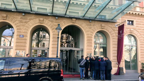 Un grupo de periodistas se congrega en torno al ministro del Petróleo iraní, Bijan Zanganeh, a su llegada al hotel Palais Hansen Kempinski para asistir a la reunión formal de la OPEP en Viena. REUTERS/Shadia Nasralla Un grupo de periodistas se congrega en torno al ministro del Petróleo iraní, Bijan Zanganeh, a su llegada al hotel Palais Hansen Kempinski para asistir a la reunión formal de la OPEP en Viena. REUTERS/Shadia Nasralla
