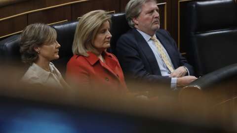 Íñigo Méndez Vigo, Fátima Báñez, e Isabel García Tejerina, en los escaños del banco azul, durante el debate de investidura en el Congreso. EFE/Chema Moya Íñigo Méndez Vigo, Fátima Báñez, e Isabel García Tejerina, en los escaños del banco azul, durante el debate de investidura en el Congreso. EFE/Chema Moya