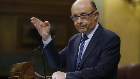 El ministro de Hacienda, Cristóbal Montoro, durante su intervención en el pleno del Congreso de los Diputados. EFE/Kiko Huesca El ministro de Hacienda, Cristóbal Montoro, durante su intervención en el pleno del Congreso de los Diputados. EFE/Kiko Huesca