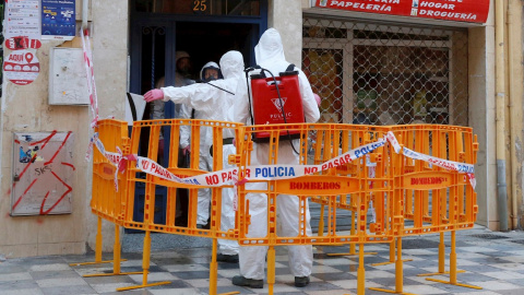 06/07/2020.- Un equipo de la empresa pública de gestión ambiental Geacam está trabajando desde primera hora de este lunes en la desinfección del edificio de Albacete, ubicado en la calle Baños 25, cuyos vecinos han sido confinados tras la aparición 06/07/2020.- Un equipo de la empresa pública de gestión ambiental Geacam está trabajando desde primera hora de este lunes en la desinfección del edificio de Albacete, ubicado en la calle Baños 25, cuyos vecinos han sido confinados tras la aparición