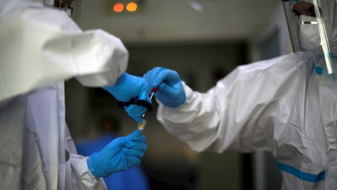La cicatera gestión de las comunidades autónomas deja fuera del sistema de salud pública a miles de médicos y licenciados en medicina cada año. | EFE La cicatera gestión de las comunidades autónomas deja fuera del sistema de salud pública a miles de médicos y licenciados en medicina cada año. | EFE