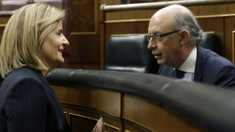 La ministra de Empleo y Seguridad Social, Fátima Báñez (i), conversa con el ministro de Hacienda, Cristóbal Montoro. EFE