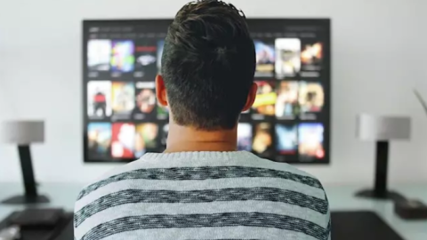 Un hombre ve la televisión. Un hombre ve la televisión.