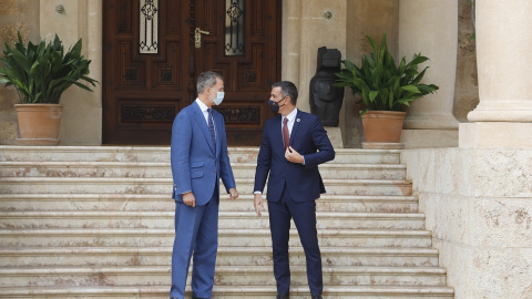 El rey Felipe VI y el presidente del Gobierno, Pedro Sánchez, en el Palacio de Marivent, en Palma, antes del habitual despacho veraniego. E.P. El rey Felipe VI y el presidente del Gobierno, Pedro Sánchez, en el Palacio de Marivent, en Palma, antes del habitual despacho veraniego. E.P.