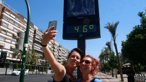 Dos mujeres se fotografían en Córdoba con un termómetro que marca 45 grados en la ciudad. EFE Dos mujeres se fotografían en Córdoba con un termómetro que marca 45 grados en la ciudad. EFE