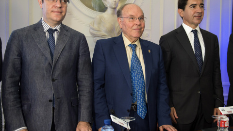 El ministro de Energia, Álvaro Nadal, junto al rector de la UIMP, César Nombela, y al consejero delegado del BBVA, Carlos Torres Vila, en el curso "La cuarta revolución. ¿Cómo afecta la agenda digital a la economía y a la industria?". EFE/Pedro Puen El ministro de Energia, Álvaro Nadal, junto al rector de la UIMP, César Nombela, y al consejero delegado del BBVA, Carlos Torres Vila, en el curso "La cuarta revolución. ¿Cómo afecta la agenda digital a la economía y a la industria?". EFE/Pedro Puen