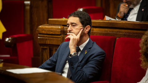 24.07.19 /  El conseller de Territorio y Sostenibilidad de la Generalitat, Damià Calvet, durante una sesión del pleno del Parlament de Catalunya. / David Zorrakino Europa Press