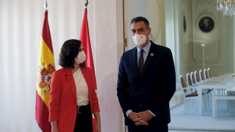 La presidenta de la Comunidad de Madrid, Isabel Díaz Ayuso, y el presidente del Gobierno, Pedro Sánchez, momentos antes de la reunión que han mantenido en la sede del Gobierno regional, en Madrid. EFE/Emilio Naranjo