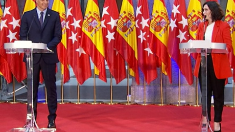 La presidenta de la Comunidad de Madrid, Isabel Díaz Ayuso, y el presidente del Gobierno, Pedro Sánchez, durante su comparecencia en la sede del Gobierno regional, en Madrid. /PÚBLICO