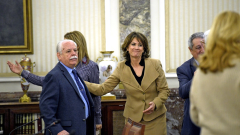 La fiscal general del Estado, Dolores Delgado saluda al teniente fiscal del Supremo, Luis Navajas, en una imagen de archivo. / EUROPA PRESS - Óscar Cañas