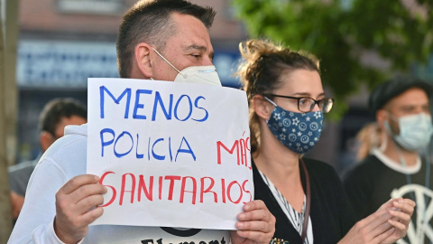20/09/2020.- Vecinos del barrio madrileño de Usera se manifiestan esta tarde en protesta por la medidas de confinamiento impuestas por la Comunidad de Madrid. EFE / Fernando Villar.