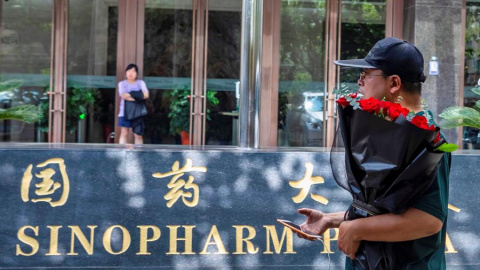 China acelera en la carrera por la vacuna con ensayos en países en desarrollo. / EFE/EPA/ALEX PLAVEVSKI China acelera en la carrera por la vacuna con ensayos en países en desarrollo. / EFE/EPA/ALEX PLAVEVSKI