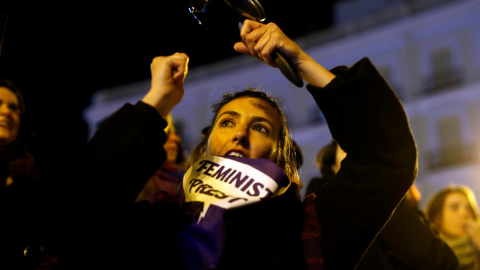 Una mujer protesta en una cacerolada en Madrid durante la previa del 8M, día de la Mujer Trabajadora. REUTERS/Javier Barbancho Una mujer protesta en una cacerolada en Madrid durante la previa del 8M, día de la Mujer Trabajadora. REUTERS/Javier Barbancho
