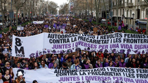 Miles de personas se manifiestan hoy en Barcelona convocadas por los colectivos feministas, bajo el lema de "Juntas y diversas por una vida digna", para denunciar las condiciones de desigualdad y precariedad de las mujeres en el Día Internacional de las 