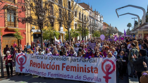 La calle San Fernando de Sevilla durante la manifestación del 8M. EFE La calle San Fernando de Sevilla durante la manifestación del 8M. EFE