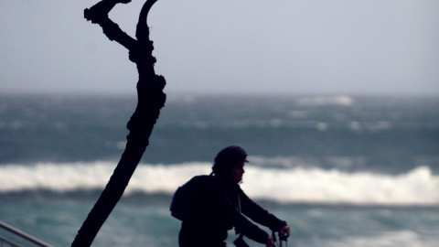 Una persona monta en bici este viernes por el paseo marítimo de la ciudad de A Coruña | EFE Una persona monta en bici este viernes por el paseo marítimo de la ciudad de A Coruña | EFE