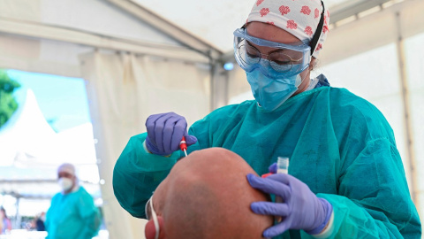 Una sanitaria realiza un test PCR. EFE/ Fernando Villar/Archivo Una sanitaria realiza un test PCR. EFE/ Fernando Villar/Archivo