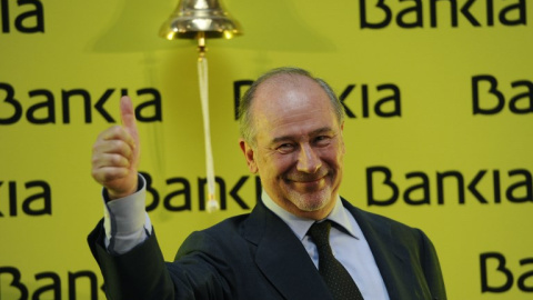 El entonces presidente de Bankia, Rodrigo Rato, levanza el pulgar el día de la salida a bolsa de la entidad financiera, el 20 de julio de 2011. AFP/Pierre-Philippe Marcou El entonces presidente de Bankia, Rodrigo Rato, levanza el pulgar el día de la salida a bolsa de la entidad financiera, el 20 de julio de 2011. AFP/Pierre-Philippe Marcou