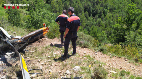Agentes de los Mossos en el lugar del accidente aéreo. / Mossos d'Esquadra Agentes de los Mossos en el lugar del accidente aéreo. / Mossos d'Esquadra