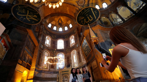Las turistas posan para una foto en Santa Sofia, declarada Patrimonio de la Humanidad por la UNESCO, y que actualmente es un museo ubicado en Estambul. /Reuters Las turistas posan para una foto en Santa Sofia, declarada Patrimonio de la Humanidad por la UNESCO, y que actualmente es un museo ubicado en Estambul. /Reuters