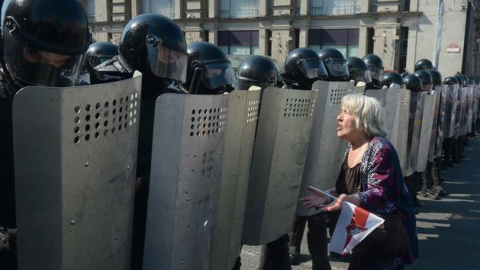 Una mujer se manifiesta frente a la policía en Minsk, Bielorrusia. EFE Una mujer se manifiesta frente a la policía en Minsk, Bielorrusia. EFE