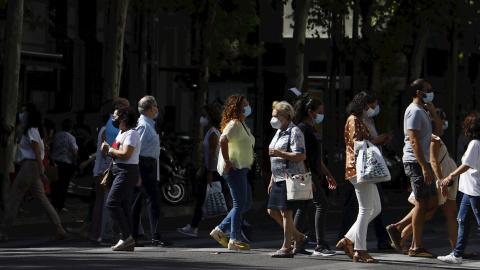 COR01. CÓRDOBA, 23/09/2020.- Personas con mascarilla caminan por una calle de Córdoba, hoy cuando Andalucía ha registrado 1.151 casos más de positivos de COVID-19 por PCR en las últimas 24 horas, en las que han fallecido 12 personas a causa de esta e COR01. CÓRDOBA, 23/09/2020.- Personas con mascarilla caminan por una calle de Córdoba, hoy cuando Andalucía ha registrado 1.151 casos más de positivos de COVID-19 por PCR en las últimas 24 horas, en las que han fallecido 12 personas a causa de esta e