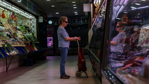 Una pensionista hace la compra en un mercado en Madrid. REUTERS/Susana Vera Una pensionista hace la compra en un mercado en Madrid. REUTERS/Susana Vera