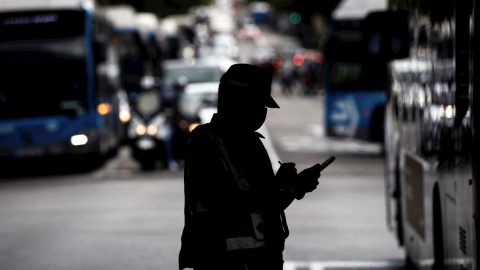 23/09/2020.-Agentes de la Policía municipal, en tareas de control en el Puente de Vallecas, en Madrid. EFE/Rodrigo Jiménez 23/09/2020.-Agentes de la Policía municipal, en tareas de control en el Puente de Vallecas, en Madrid. EFE/Rodrigo Jiménez