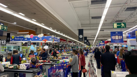Largas colas en en un establecimiento de Carrefur en Madrid.