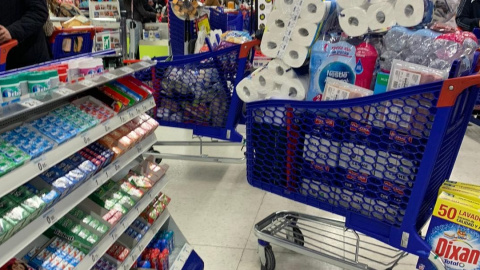 Colas kilométricas, estanterías vacías y carros repletos en un Carrefour en Madrid.
