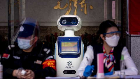 Un robot de control de temperatura en un edificio gubernamental en Guangzhou, China. - EFE