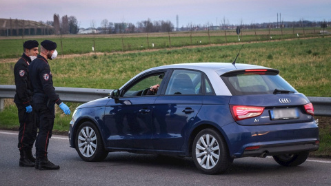 Control policial en el área de Casalpusterlengo, en el norte de Italia. - EFE