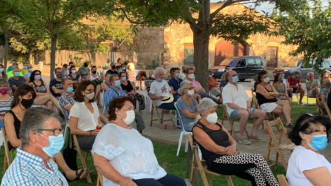 Assistents a la presentació del llibre d'Íñigo Errejón i Álvaro Garcia Linera a Viladamat. P Assistents a la presentació del llibre d'Íñigo Errejón i Álvaro Garcia Linera a Viladamat. P