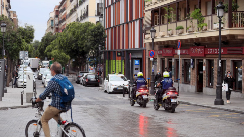 GRAF9166. MADRID, 23/09/2020.- Unos agentes de la policía municipal patrullan por el barrio de Lavapiés, en Madrid capital, este martes. Los vecinos de Lavapiés están pendientes de las nuevas restricciones a la movilidad que decida la Comunidad de Mad GRAF9166. MADRID, 23/09/2020.- Unos agentes de la policía municipal patrullan por el barrio de Lavapiés, en Madrid capital, este martes. Los vecinos de Lavapiés están pendientes de las nuevas restricciones a la movilidad que decida la Comunidad de Mad