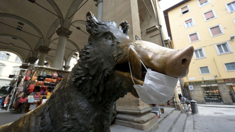 10/03/2020.- El jabalí de la Fontana del Porcellino en Florencia con mascarilla. / EFE - CLAUDIO GIOVANNINI 10/03/2020.- El jabalí de la Fontana del Porcellino en Florencia con mascarilla. / EFE - CLAUDIO GIOVANNINI