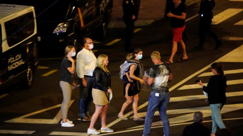 Varios turistas que estaban en cuarentena en el hotel Adeje Palace de Tenerife, abandonan el hotel poco después del final de la cuarentena. (JUAN MEDINA | REUTERS) Varios turistas que estaban en cuarentena en el hotel Adeje Palace de Tenerife, abandonan el hotel poco después del final de la cuarentena. (JUAN MEDINA | REUTERS)