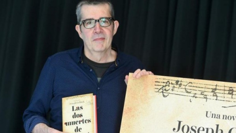 Joseph Gelinek, seudónimo del periodista Máximo Pradera, durante la presentación de su novela 'Las dos muertes de Mozart'./Archivo/ EFE Joseph Gelinek, seudónimo del periodista Máximo Pradera, durante la presentación de su novela 'Las dos muertes de Mozart'./Archivo/ EFE