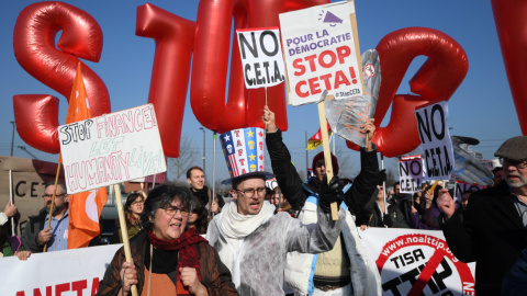 Manifestantes durante las protestas en Estrasburgo en contra del acuerdo entre la UE y Canadá (CETA), Francia / AFP Manifestantes durante las protestas en Estrasburgo en contra del acuerdo entre la UE y Canadá (CETA), Francia / AFP