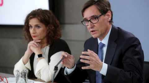 10/03/2020.- El ministro de Sanidad, Salvador Illa y la ministra de Hacienda, María Jesús Montero, durante la rueda de prensa posterior al Consejo de Ministros. / EFE - CARLOS HIDALGO 10/03/2020.- El ministro de Sanidad, Salvador Illa y la ministra de Hacienda, María Jesús Montero, durante la rueda de prensa posterior al Consejo de Ministros. / EFE - CARLOS HIDALGO