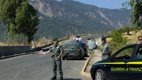 La Policía italiana custodia una de las entradas de San Luca. - AFP La Policía italiana custodia una de las entradas de San Luca. - AFP
