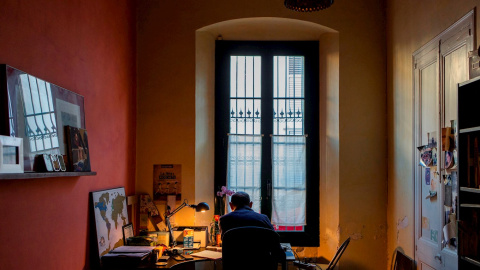 Un hombre teletrabajando desde su casa. EFE/ Enric Fontcuberta/Archivo Un hombre teletrabajando desde su casa. EFE/ Enric Fontcuberta/Archivo
