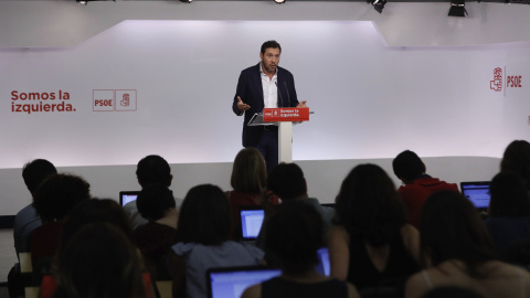 El nuevo portavoz de la ejecutiva del PSOE, Óscar Puente, durante la rueda de prensa posterior a la primera reunión de la Ejecutiva surgida del 39 Congreso Federal. EFE/Emilio Naranjo El nuevo portavoz de la ejecutiva del PSOE, Óscar Puente, durante la rueda de prensa posterior a la primera reunión de la Ejecutiva surgida del 39 Congreso Federal. EFE/Emilio Naranjo