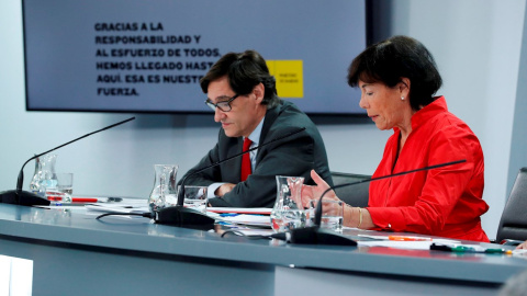 El ministro de Sanidad, Salvador Illa (i), y la ministra de Educación, Isabel Celaá (d), en una imagen de archivo. / EFE El ministro de Sanidad, Salvador Illa (i), y la ministra de Educación, Isabel Celaá (d), en una imagen de archivo. / EFE