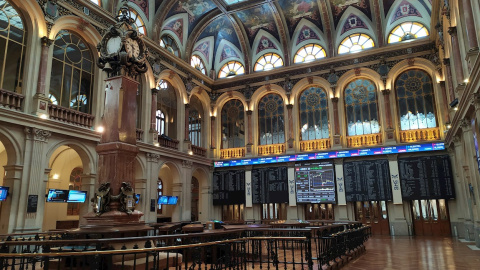 23/09/2020.- Varias pantallas muestran la evolución del IBEX 35 en Madrid. / EFE 23/09/2020.- Varias pantallas muestran la evolución del IBEX 35 en Madrid. / EFE